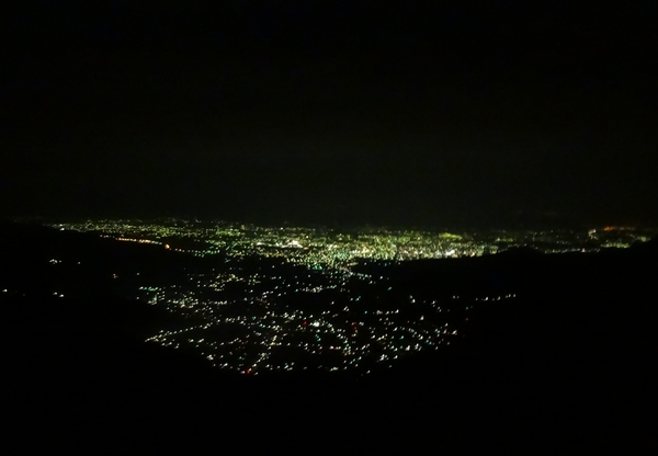 Xela vue de nuit depuis le Santa Maria