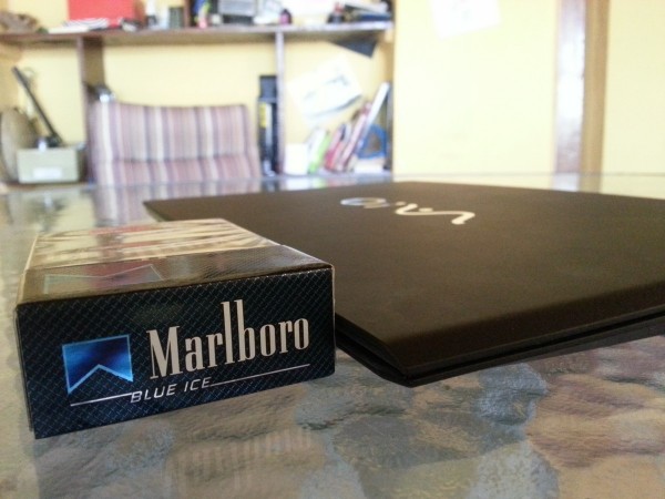 Sony Vaio Pro 13 : comparaison avec un paquet de cigarettes